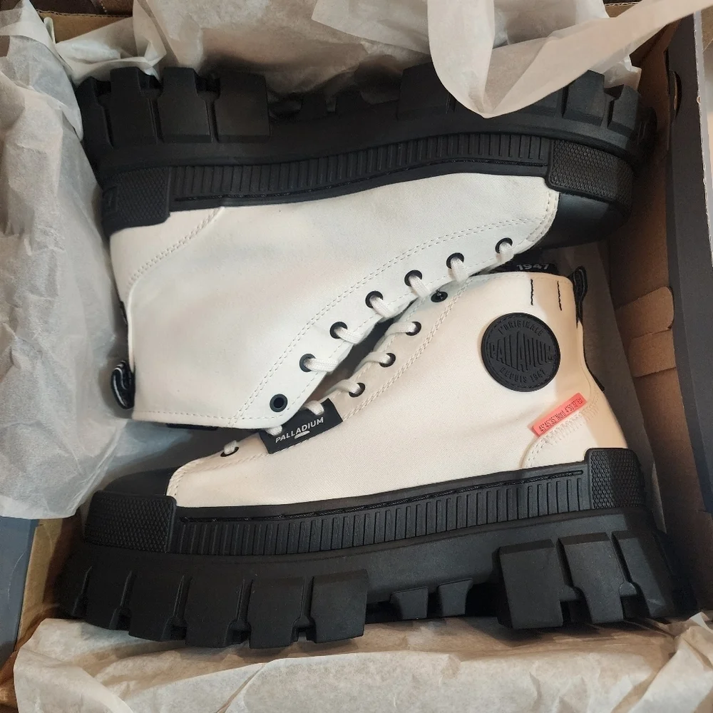 Palladium SIZE 7.5 White and Black REVOLT Platform Sneakers, New I…